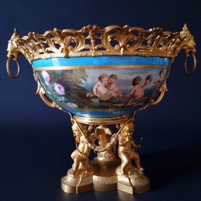Imponente coppa centrotavola Luigi XVI in porcellana e bronzo dorato, XIX secolo. 