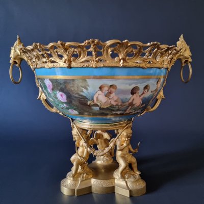 Imponente coppa centrotavola Luigi XVI in porcellana e bronzo dorato, XIX secolo. 