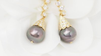 Boucles d'oreilles en or jaune, Diamants et perles de Tahiti