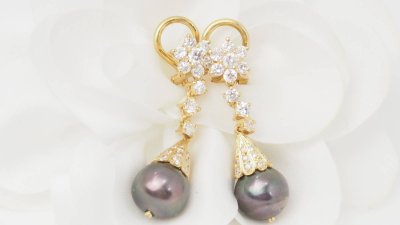 Boucles d'oreilles en or jaune, Diamants et perles de Tahiti