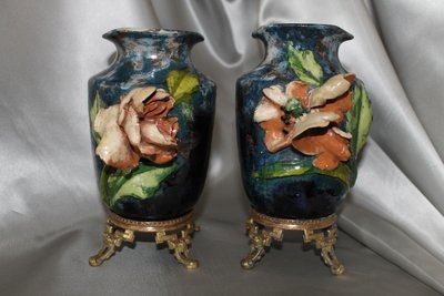 Coppia di vasi barbotine con decoro floreale nello stile di Montigny sur Loing, XIX secolo