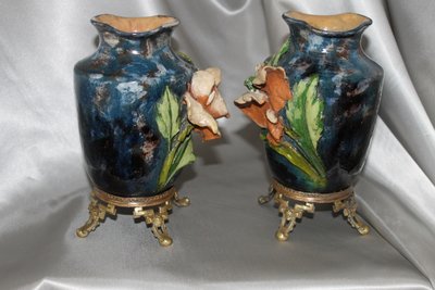 Coppia di vasi barbotine con decoro floreale nello stile di Montigny sur Loing, XIX secolo