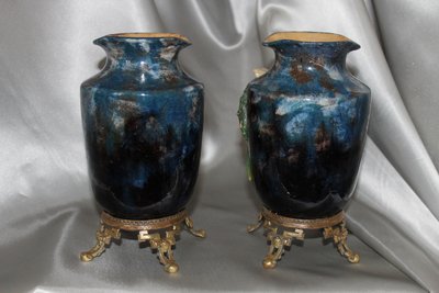 Coppia di vasi barbotine con decoro floreale nello stile di Montigny sur Loing, XIX secolo