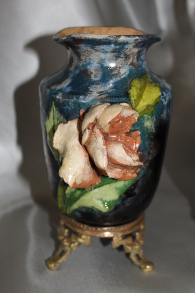 Coppia di vasi barbotine con decoro floreale nello stile di Montigny sur Loing, XIX secolo
