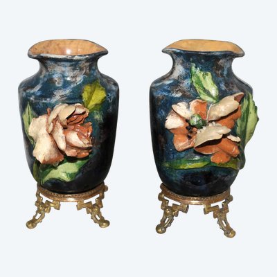 Coppia di vasi barbotine con decoro floreale nello stile di Montigny sur Loing, XIX secolo