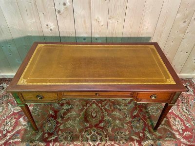Bureau plat de style Louis XVI 