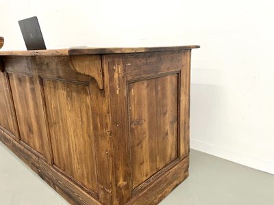 Grande vecchio bancone da commercio in pino massiccio