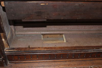 Bonnetière in rovere stile Enrico II con decoro Giovanna d'Arco, fine XIX secolo