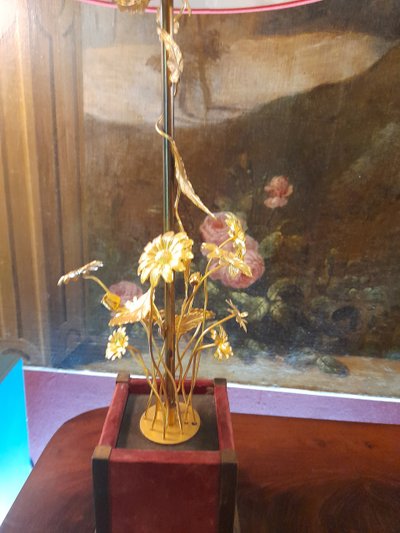 lampada decorata con steli di fiori in metallo dorato