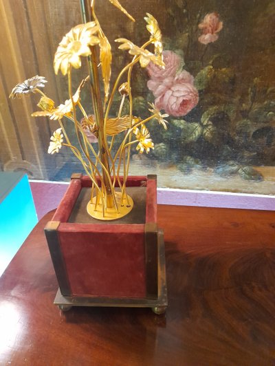 lampada decorata con steli di fiori in metallo dorato