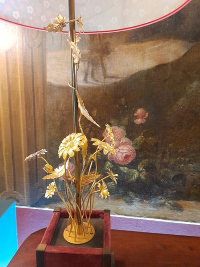 lampada decorata con steli di fiori in metallo dorato