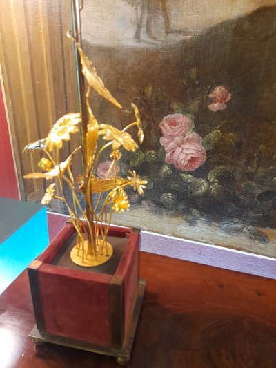 lampada decorata con steli di fiori in metallo dorato