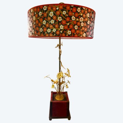 lampada decorata con steli di fiori in metallo dorato