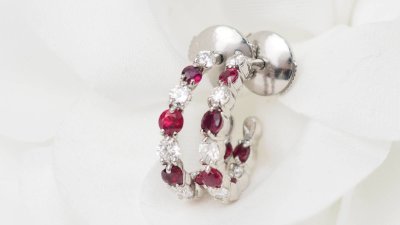 Orecchini a cerchio in oro bianco, rubini e diamanti