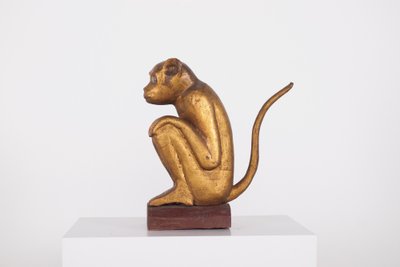 Figure rituelle de singe en bois doré