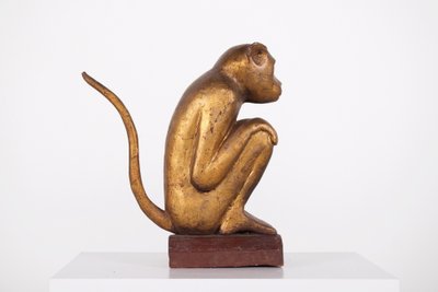Figure rituelle de singe en bois doré