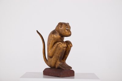 Figure rituelle de singe en bois doré