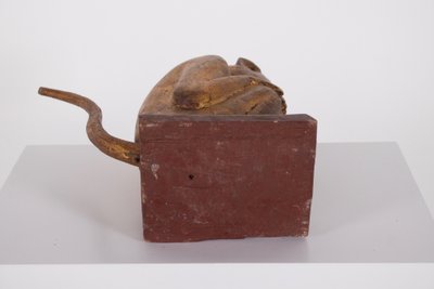 Figure rituelle de singe en bois doré