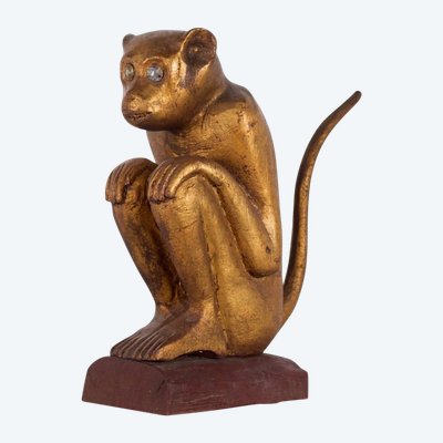 Figure rituelle de singe en bois doré