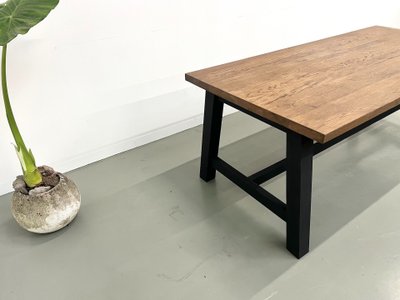 Moderner Esstisch aus massiver Eiche