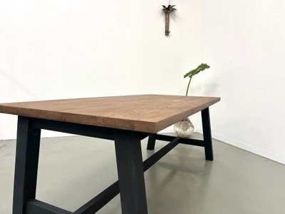 Moderner Esstisch aus massiver Eiche