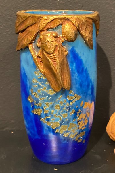 Vase Daum au motif de cigale et inclusion de feuilles d'orCrystal vase with a blue nuanced backgroun