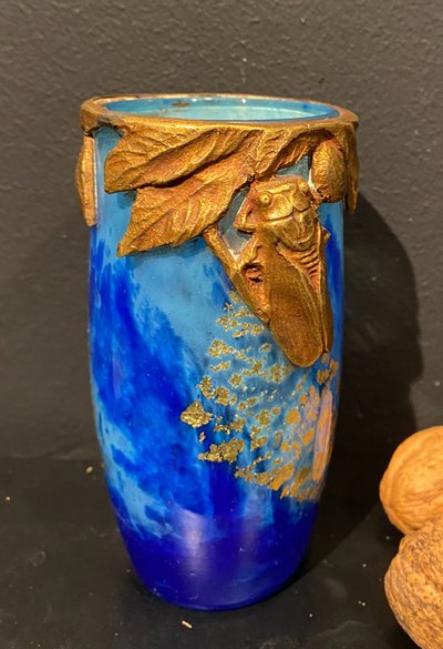 Vase Daum au motif de cigale et inclusion de feuilles d'orCrystal vase with a blue nuanced backgroun