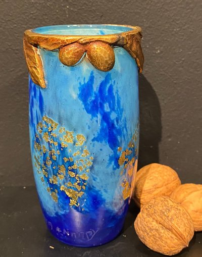 Vase Daum au motif de cigale et inclusion de feuilles d'orCrystal vase with a blue nuanced backgroun