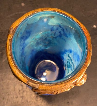 Vase Daum au motif de cigale et inclusion de feuilles d'orCrystal vase with a blue nuanced backgroun