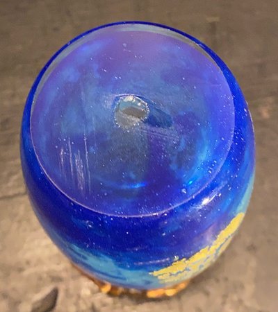 Vase Daum au motif de cigale et inclusion de feuilles d'orCrystal vase with a blue nuanced backgroun