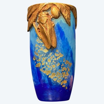 Vase Daum au motif de cigale et inclusion de feuilles d'orCrystal vase with a blue nuanced backgroun