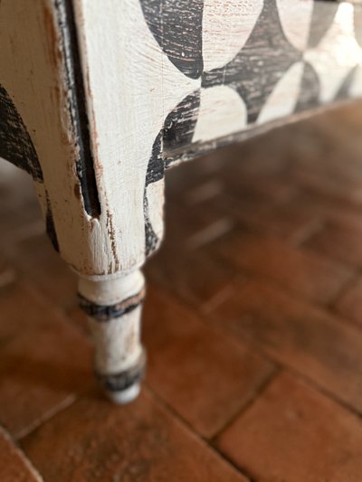 Commode Louis XVI datant de la fin du 18e siècle patinée et peint de formes 
