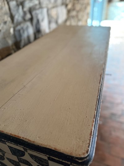 Commode Louis XVI datant de la fin du 18e siècle patinée et peint de formes 