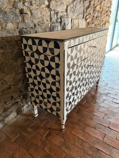 Commode Louis XVI datant de la fin du 18e siècle patinée et peint de formes 