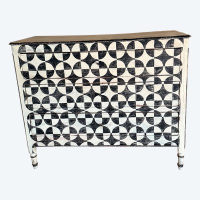 Commode Louis XVI datant de la fin du 18e siècle patinée et peint de formes 