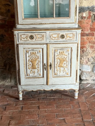 Petit meuble 2 corps vitrine sculpté Louis XVI datant du 18e siècle, patine riche 