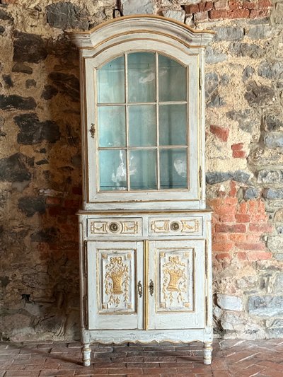 Petit meuble 2 corps vitrine sculpté Louis XVI datant du 18e siècle, patine riche 