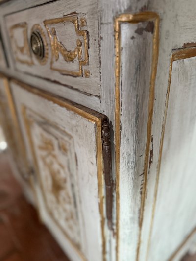 Petit meuble 2 corps vitrine sculpté Louis XVI datant du 18e siècle, patine riche 