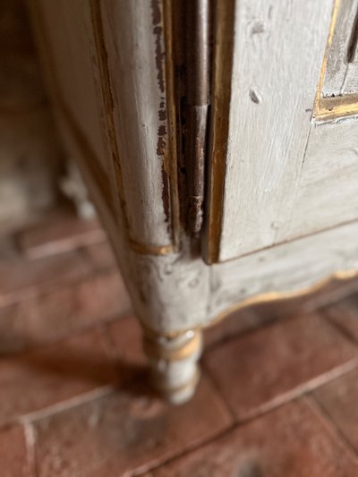 Petit meuble 2 corps vitrine sculpté Louis XVI datant du 18e siècle, patine riche 