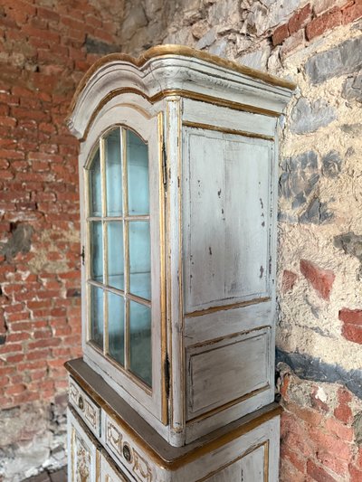 Petit meuble 2 corps vitrine sculpté Louis XVI datant du 18e siècle, patine riche 