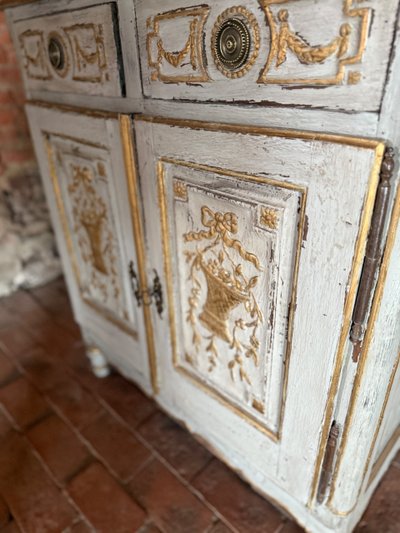 Petit meuble 2 corps vitrine sculpté Louis XVI datant du 18e siècle, patine riche 