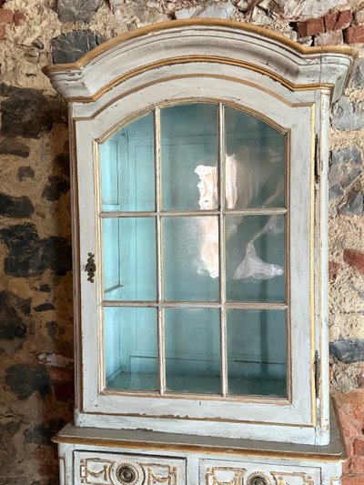 Petit meuble 2 corps vitrine sculpté Louis XVI datant du 18e siècle, patine riche 