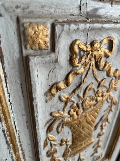 Petit meuble 2 corps vitrine sculpté Louis XVI datant du 18e siècle, patine riche 
