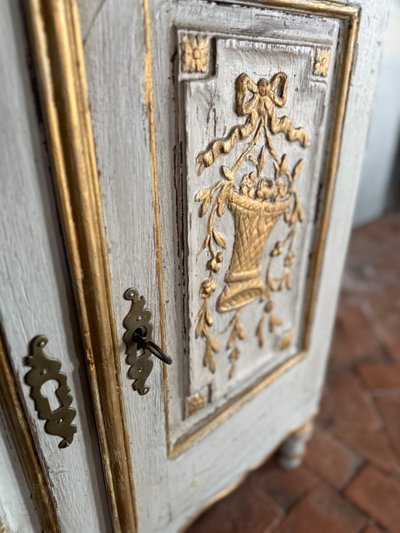 Petit meuble 2 corps vitrine sculpté Louis XVI datant du 18e siècle, patine riche 