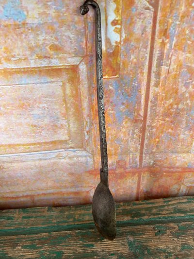 Grande cucchiaio antico in ferro battuto - 41 cm - Decorazione incisa