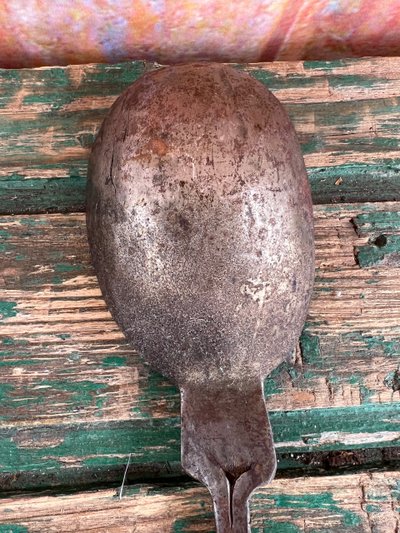 Grande cucchiaio antico in ferro battuto - 41 cm - Decorazione incisa