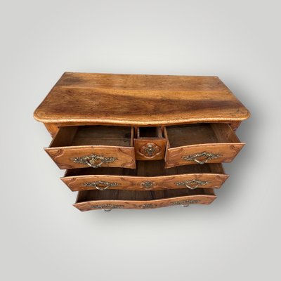 Cassettone parigino in noce di epoca Luigi XV con timbro Jme P.charriere Secolo XVIII