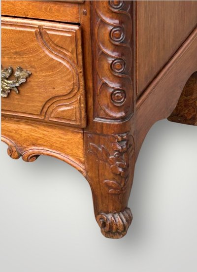 Cassettone parigino in noce di epoca Luigi XV con timbro Jme P.charriere Secolo XVIII