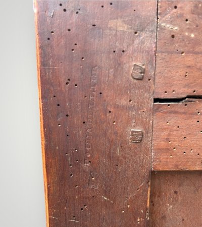 Cassettone parigino in noce di epoca Luigi XV con timbro Jme P.charriere Secolo XVIII