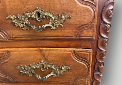 Cassettone parigino in noce di epoca Luigi XV con timbro Jme P.charriere Secolo XVIII
